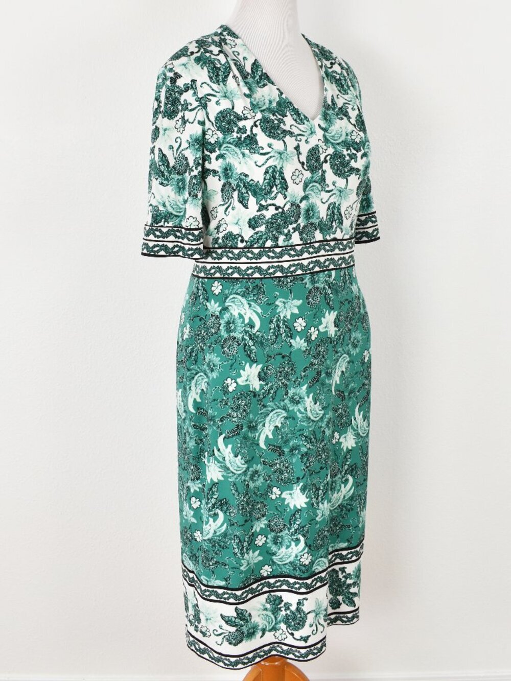 Maggy London Floral V-neck Color Block Sheath Dress - 14 - Picture 8 of 10